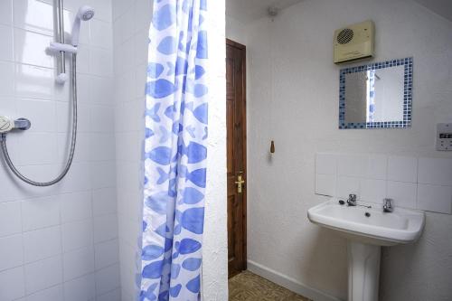 a bathroom with a sink and a shower at Seaside Cottage In Beautiful Hemsby, Norfolk By The Beach Ref 99007j in Hemsby