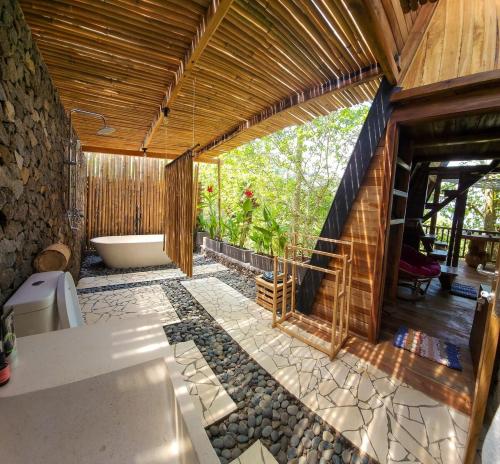 姆杜克的住宿－Munduk Umah Cabin，一间带卫生间和浴缸的浴室