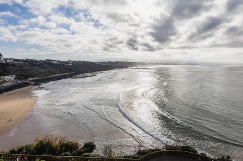 - une vue aérienne sur une plage par jour nuageux dans l'établissement BLUE UHAINA KEYWEEK Sea view apartment Biarritz downtown, à Biarritz