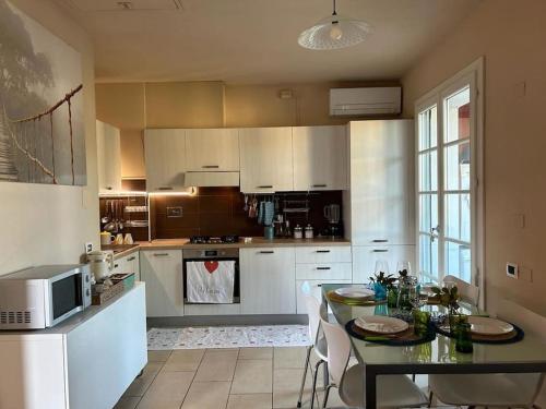 ラストラ・ア・シーニャにあるBorgo24 family vacation Florenceのキッチン(テーブル、椅子、電子レンジ付)