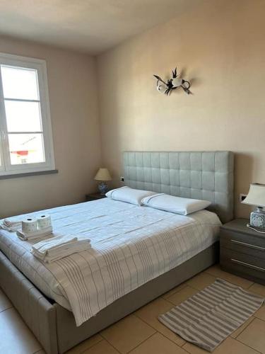 ラストラ・ア・シーニャにあるBorgo24 family vacation Florenceのベッドルーム1室(大型ベッド1台、壁掛け時計付)