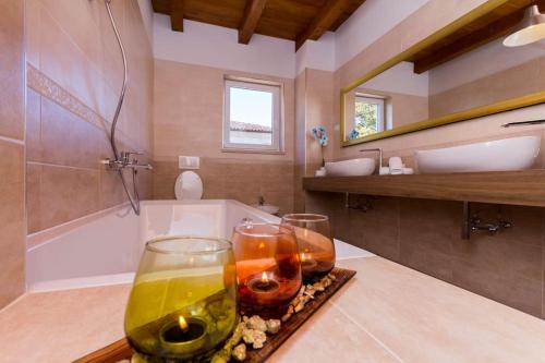 - une salle de bains avec 2 verres à vin sur un plateau dans l'établissement Villa Aurora by Istrialux, à Svetvinčenat