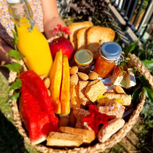 een mand gevuld met verschillende soorten brood en fruit bij Casa l'Ortulanu in Sisco