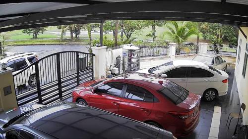 zwei Autos stehen auf einem Parkplatz. in der Unterkunft Big House In Alor Setar Taman Sri Ampang in Alor Setar