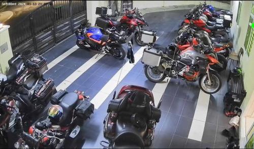 eine Gruppe von Motorrädern, die auf einem Parkplatz geparkt sind in der Unterkunft Big House In Alor Setar Taman Sri Ampang in Alor Setar