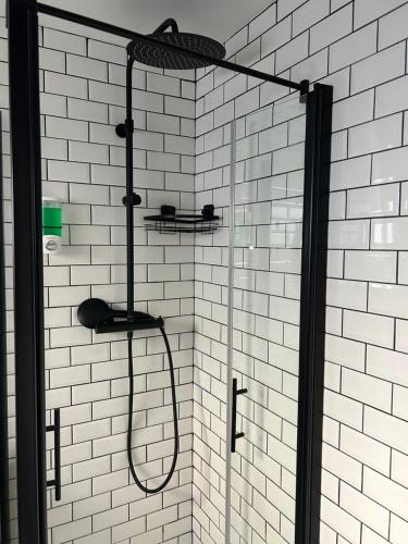 a shower with a shower head in a bathroom at Appart'TERRASSE - 20mn STADE U ARENA - CHAMPS ÉLYSÉES - BEST PLACE JO 2024 in Maisons-Laffitte