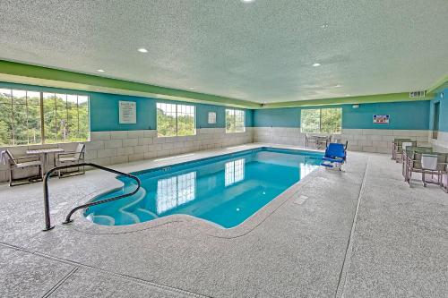 ein großer Pool in einem Gebäude mit Pool in der Unterkunft Holiday Inn Express & Suites Crossville, an IHG Hotel in Crossville