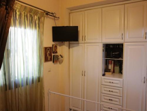 Μια τηλεόραση ή/και κέντρο ψυχαγωγίας στο Dionysias House With A Sea View Veranda