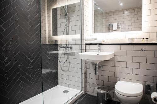 ein Bad mit einem WC, einem Waschbecken und einer Dusche in der Unterkunft Bridgewood Manor Hotel & Spa in Chatham