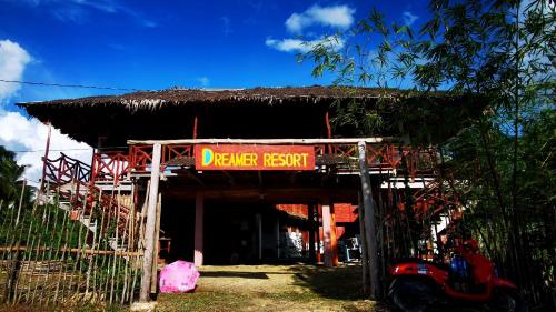 ein Schild, auf dem steht, dass Durham Resort vor einem Gebäude liegt. in der Unterkunft Dreamer Resort in San Vicente