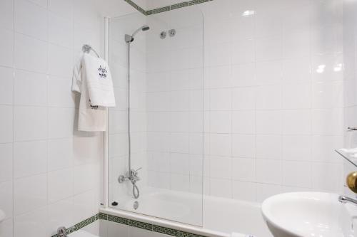 een badkamer met een douche en een wastafel bij Hotel Isla Menor in Dos Hermanas