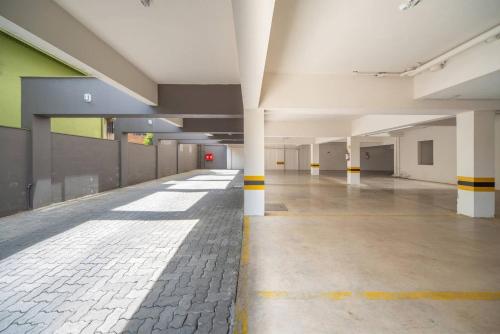 an empty parking lot with columns in an empty parking garage at Apartamento Lindo e Moderno no Centro de Gramado in Gramado