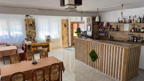 een restaurant met tafels en stoelen en een bar bij Popas Turistic Padis in Padis