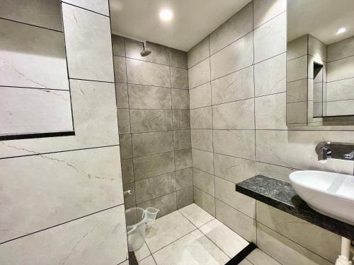 uma casa de banho com um lavatório e um espelho em Hotel ROCKBAY, Puri Swimming-pool, near-sea-beach-and-temple fully-air-conditioned-hotel with-lift-and-parking-facility em Puri
