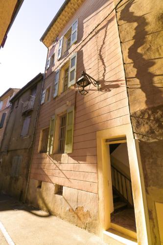 a building that has a garage with a door at Appartement cosy balcon Hypercentre in Manosque