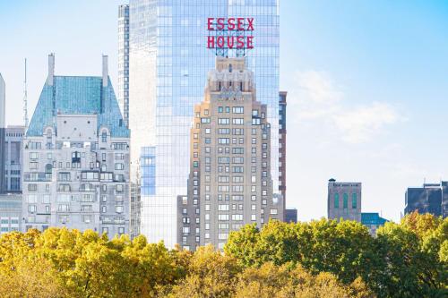 Un grand bâtiment avec un panneau en haut dans l'établissement JW Marriott Essex House New York, à New York