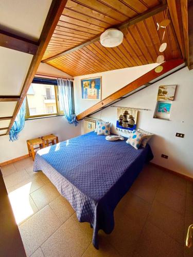 um quarto com uma cama azul num quarto em Ca' Berio 67 em Imperia