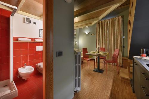 ein Bad mit einem WC und einem Tisch in der Unterkunft Cronox Mini Apartments in Livigno