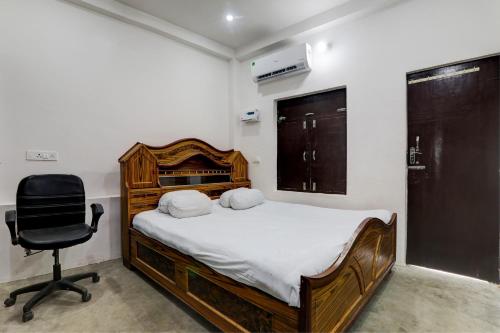 a bedroom with a bed and a desk and a chair at OYO The Hotal Vishnu in Bettiah