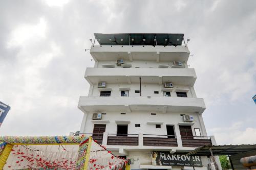 un edificio alto y blanco con balcones. en OYO The Hotal Vishnu, en Bettiah