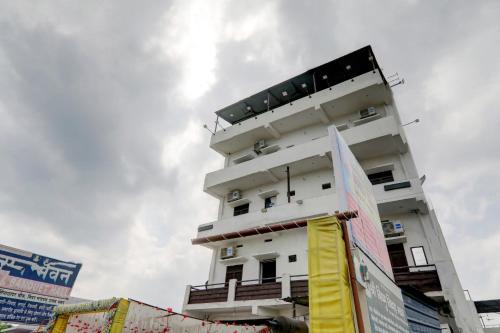 un edificio blanco con balcones en un lateral en OYO The Hotal Vishnu, en Bettiah