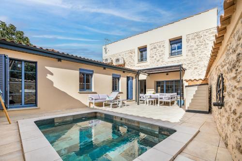 une maison avec une piscine et une terrasse dans l'établissement Le Patio d'Arlou, Maison de caractère, à Fabrezan