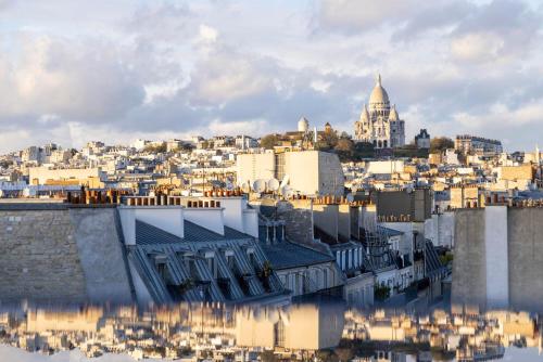 een uitzicht op een stad met een gebouw en een stad bij Hôtel Maxim Opéra in Parijs