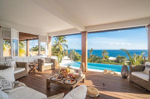 ein Wohnzimmer mit Meerblick in der Unterkunft Villa Caraïbe in Case-Pilote
