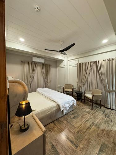 Ένα ή περισσότερα κρεβάτια σε δωμάτιο στο The Walnut: 1BHK Luxury Apt Self Checkin