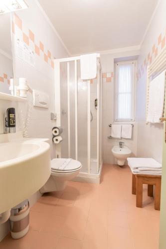 Un baño de Albergo Dimaro Wellness Hotel
