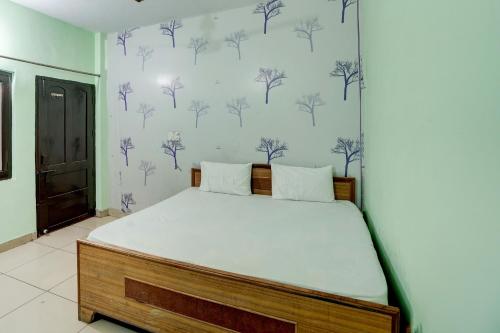 Ένα ή περισσότερα κρεβάτια σε δωμάτιο στο OYO Crown Guest house