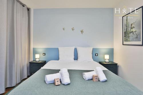 een slaapkamer met een groot bed met 2 kussens bij Élégante maison avec piscine in Saint-Vincent-sur-Jard