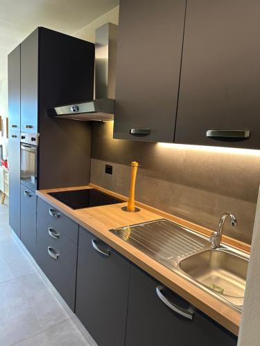 una cocina con fregadero y encimera en Alloggio con Terrazza, en Villanova Mondovì