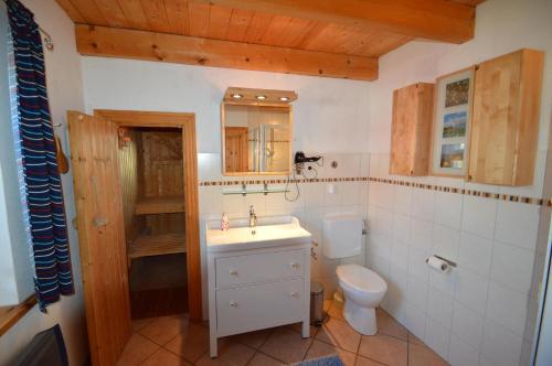 uma casa de banho com um lavatório e um WC em Sommerhaus am Meer em Barsfleth