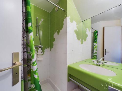 een groene badkamer met een wastafel en een douche bij Appartement 2 Pièces - Balcon Ouest, Proche Pistes et Commerces - 4 Pers, 2* - FR-1-398-516 in La Rosière