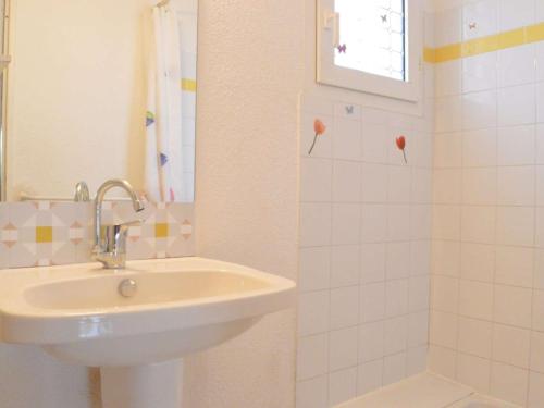 La salle de bains est pourvue d'un lavabo et d'une douche. dans l'établissement Maison Narbonne, 3 pièces, 8 personnes - FR-1-229B-25, à Narbonne