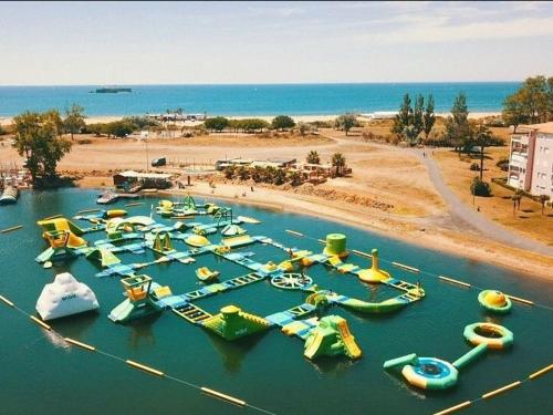 Une bande de bateaux gonflables dans l'eau d'un parc aquatique dans l'établissement Studio avec Parking et Proche Plage, Animaux Acceptés - FR-1-749-26, au Cap d'Agde