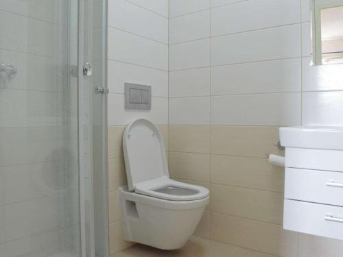 La salle de bains est pourvue de toilettes avec un couvercle. dans l'établissement Maison à Narbonne Plage, 3 pièces, 5 couchages, à 300m de la plage avec terrasse et barbecue - FR-1-229B-40, à Narbonne