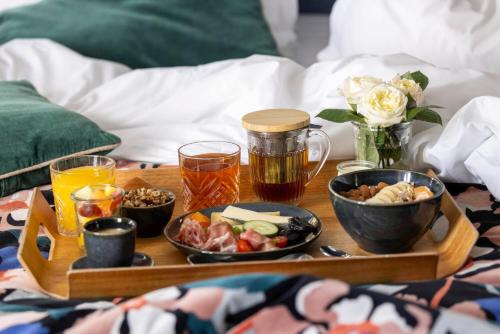 - un plateau/bouilloire sur un lit dans l'établissement Hôtel Maxim Opéra, à Paris