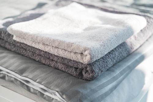 a stack of towels sitting on a table at MONTEURWOHNUNG Ebersbach EB03 RAUMSCHMIDE Apartments in Ebersbach an der Fils