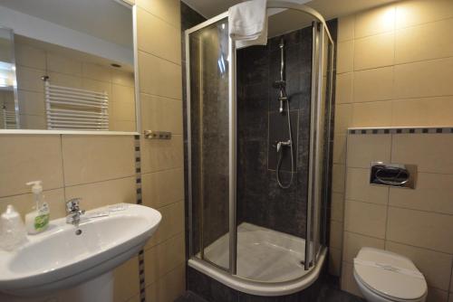 Un baño de Noclegi Bytom - OPAL