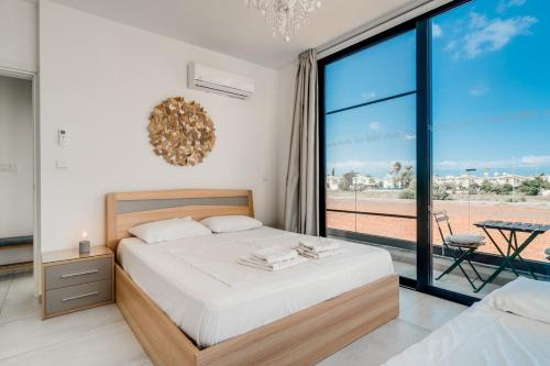 Ένα ή περισσότερα κρεβάτια σε δωμάτιο στο SunnyVillas 4BR New Villa Private Pool in Pernera