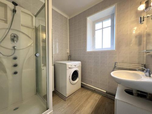 a bathroom with a washing machine and a washer at 361 - Maison 8 couchages située entre le Cap Fréhel et les Sables d'or et face à la Plage de la Anse Du Croc in Fréhel