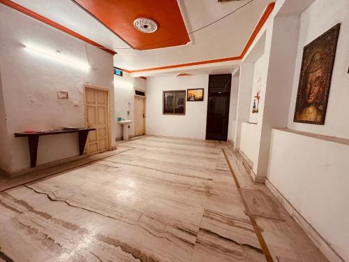 Hotel 4 You - Top Rated and Most Awarded Property In Rishikesh في ريشيكيش: غرفة فارغة مع أرضية خشبية وسقف