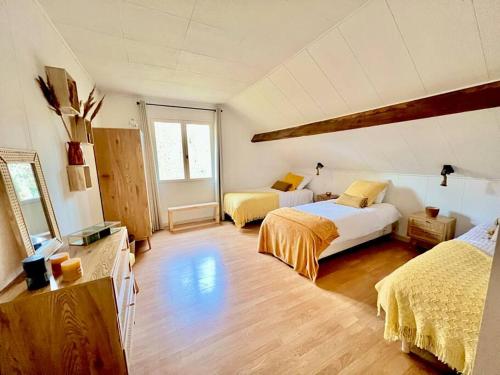 - une chambre avec 2 lits et une télévision dans l'établissement Chalet Acacia au calme 1h30 de Paris, à La Selle-en-Hermoy