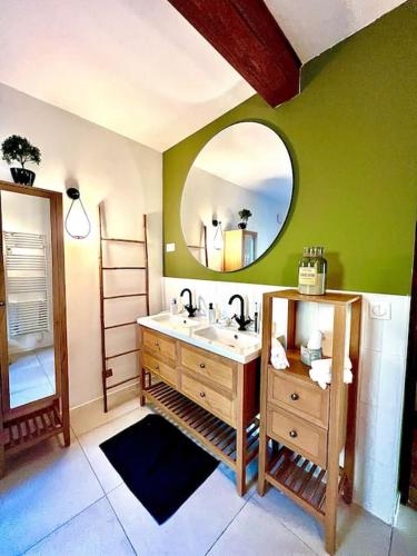 une salle de bain avec un lavabo et un miroir dans l'établissement Chalet Acacia au calme 1h30 de Paris, à La Selle-en-Hermoy