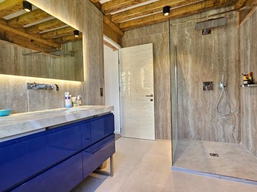a bathroom with a sink and a shower at Villa d'exception, 5 chambres, 20m plage, spa. in Bénerville-sur-Mer