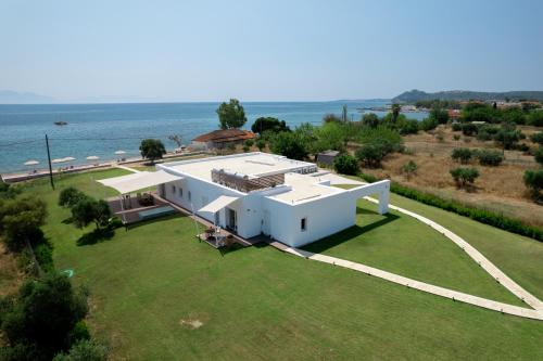 una vista aérea de una casa blanca con el océano en Greek Dream Residence, en Agios Andreas - Mesenia
