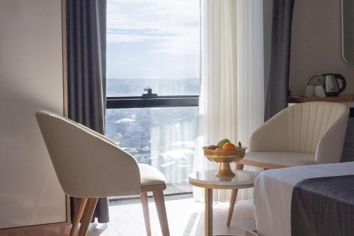 Ruang duduk di Golden River Hotel By Continent