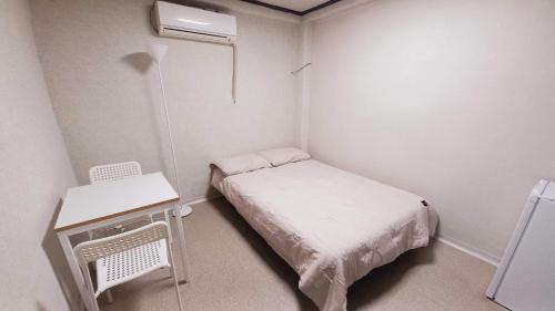 Una cama o camas en una habitación de 1975 Yurim Inn